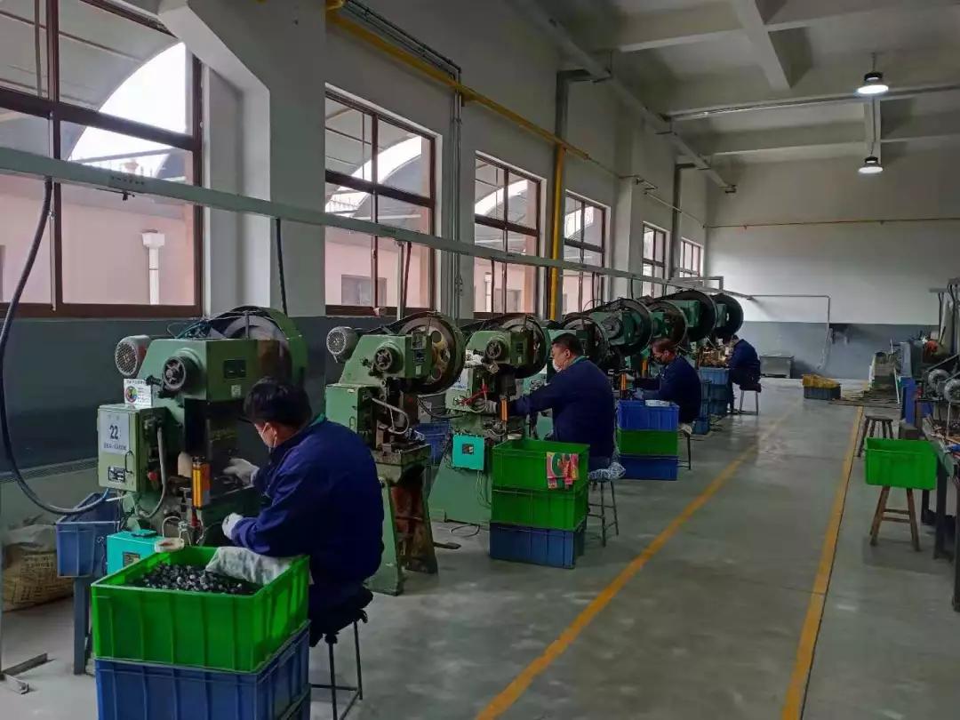 她紧急代购2000个测温枪助力企业复工