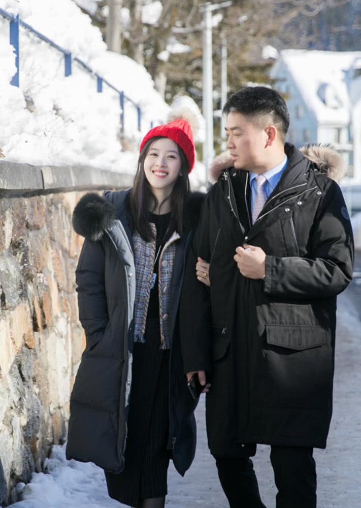 章泽天银色外套,章泽天戴帽子粉色衣服