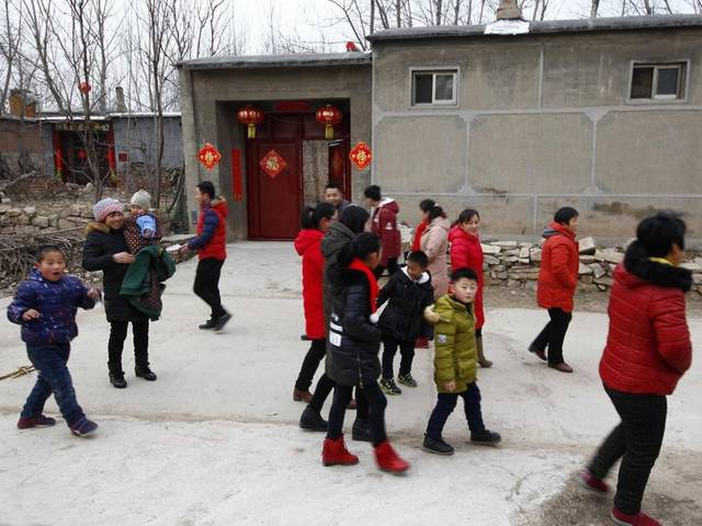 小时候的年夜饭，我们每家每户要吃猪蹄，你们那边的年夜饭呢？