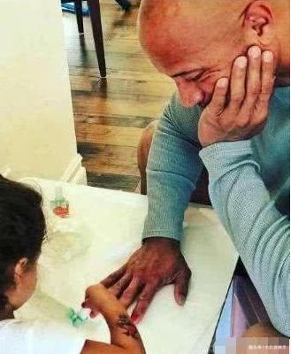 巨石强森被小女孩嘲讽没肌肉,巨石强森和他的女儿日常