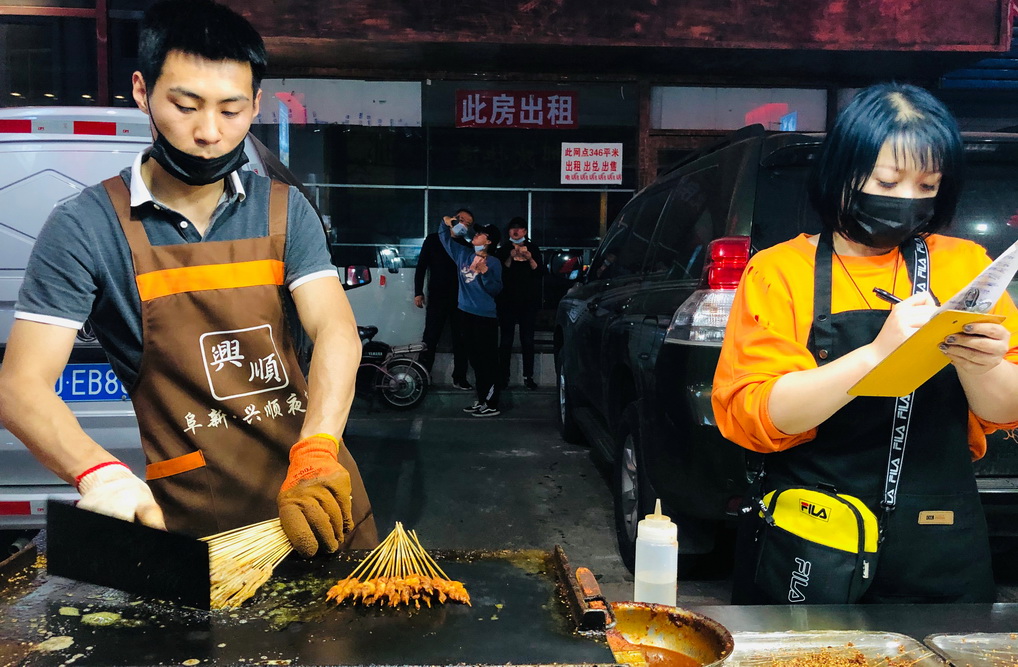 阜新夜市烤肉火爆：大串15元两，小串10元仨，也说说你那嘎达啥价