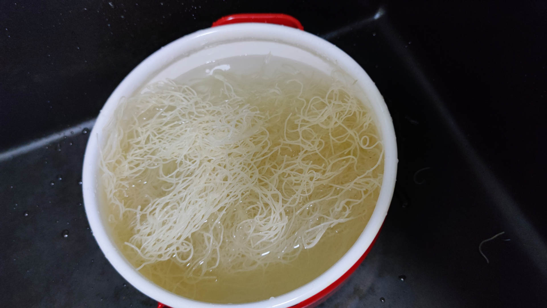 炒米线怎么不成一坨不粘锅,如何炒米线松散不粘锅