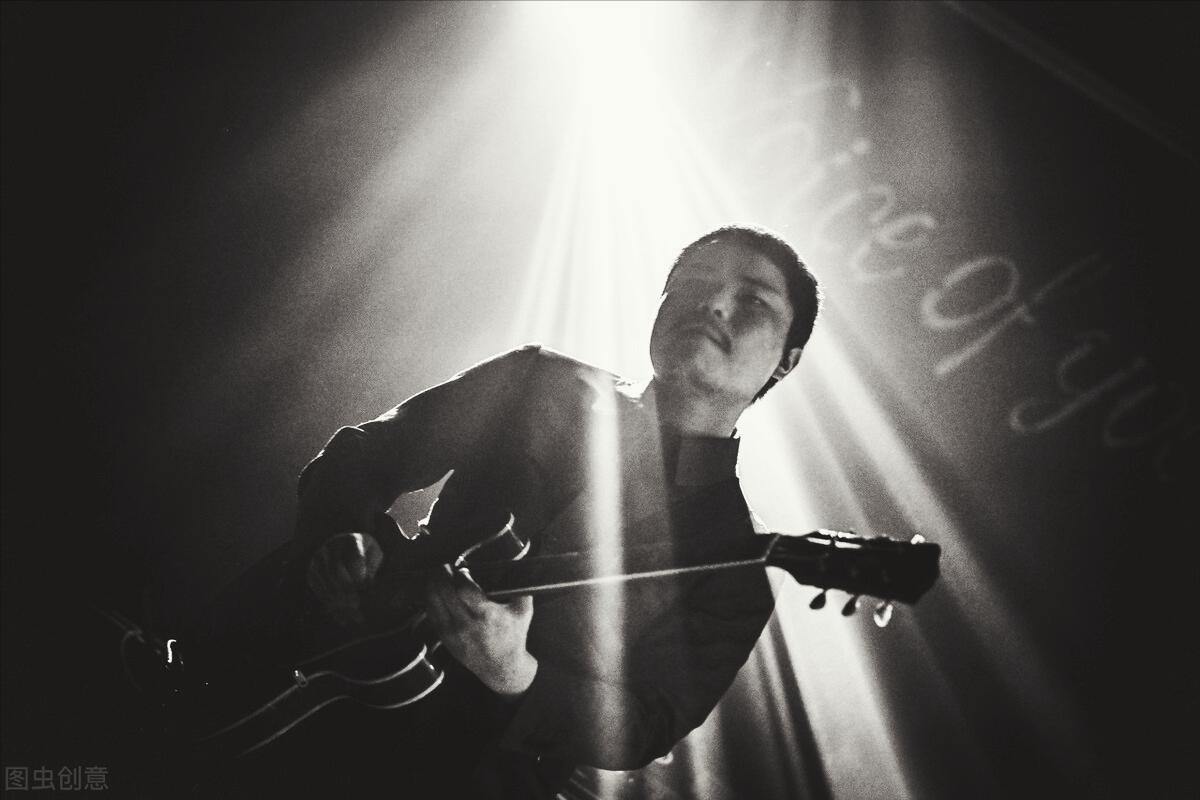 有两种生活，一种是燃烧，一种是腐烂