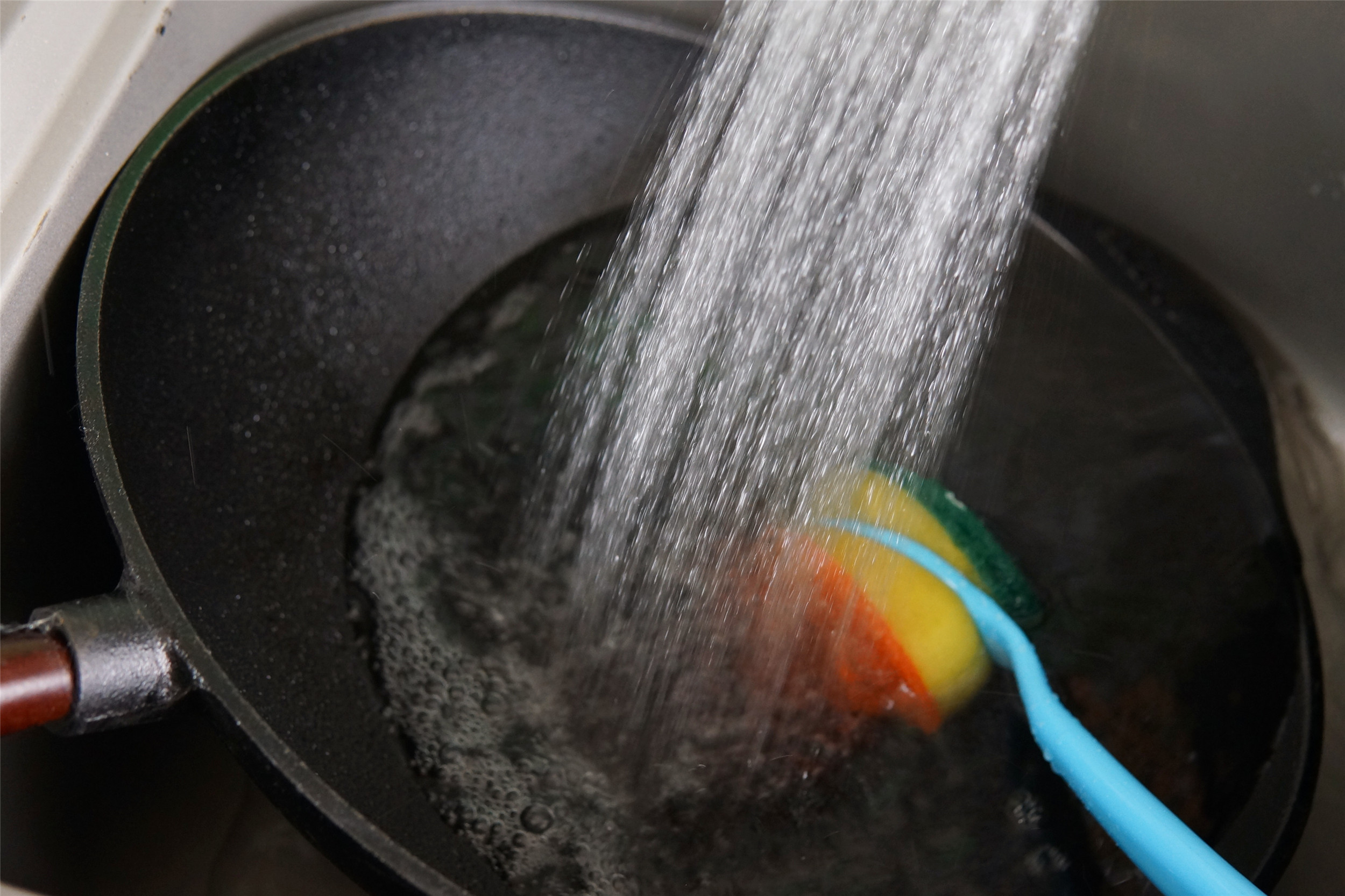 新铁锅如何开锅才不生锈不粘锅,新铁锅怎么开锅不沾油烟