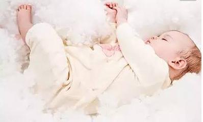 宝宝总是摇头晃脑频繁夜醒,宝宝总是摇头晃脑的像打冷颤