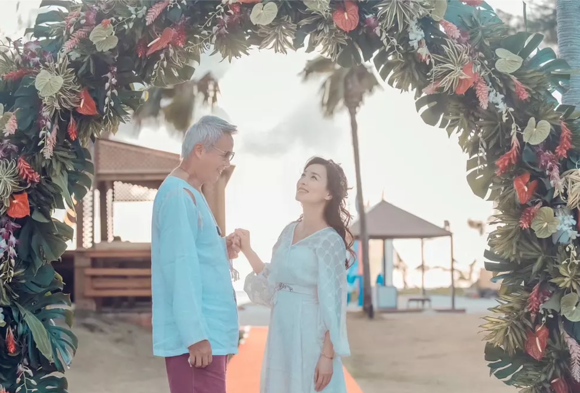 张庭扎两个羊角辫录视频卖萌，50岁依然少女感满满，毫无违和感