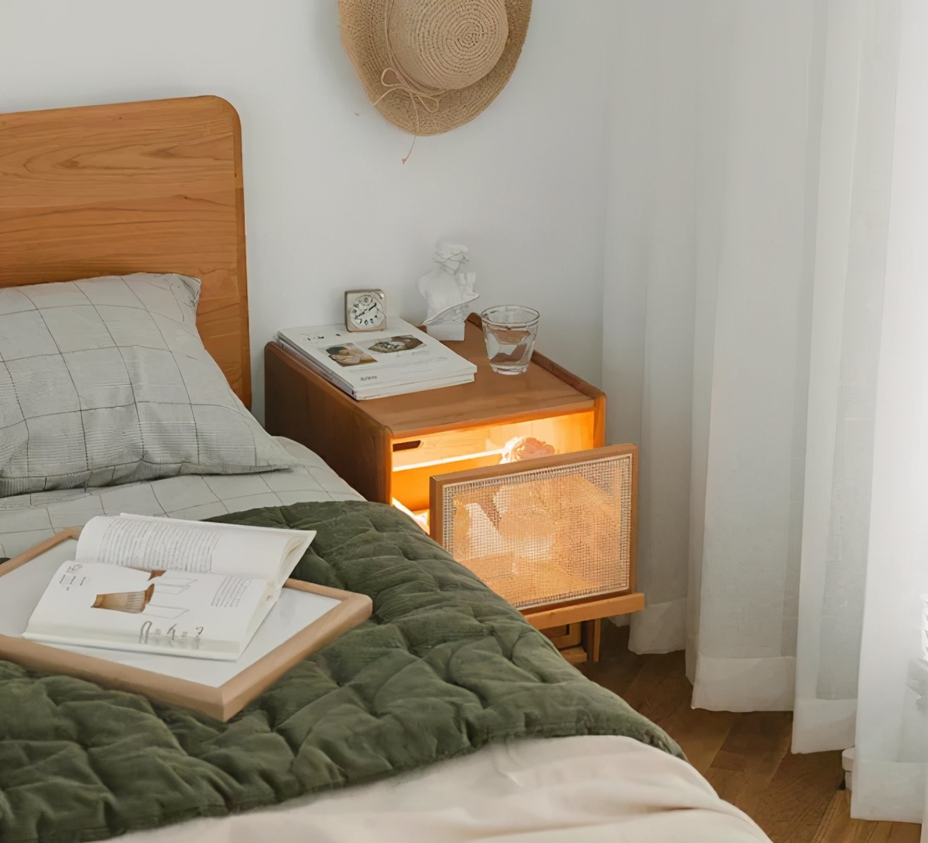 扔掉鸡肋床头柜,扔掉床头柜空间立马变大