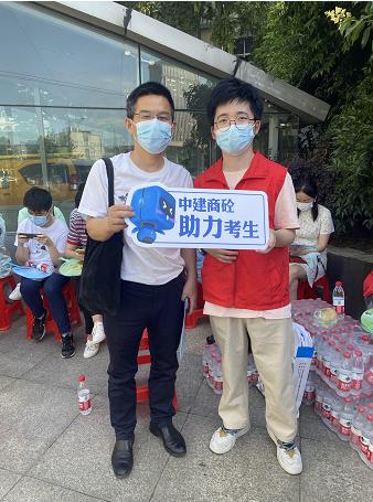 夏日送清凉志愿者辛苦挥汗如雨,志愿者为高考一线工作者送清凉