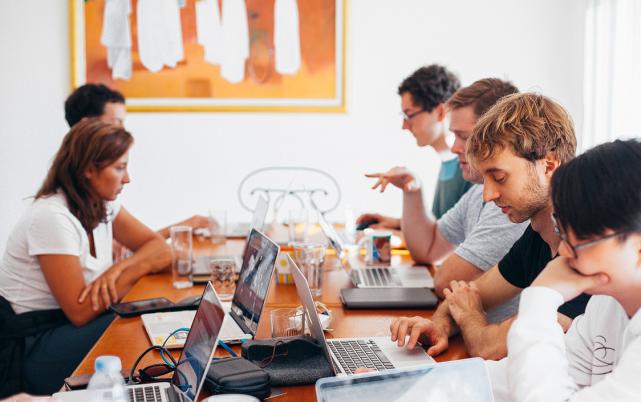 老实人如何混职场,身为老板应该怎么处理员工内斗