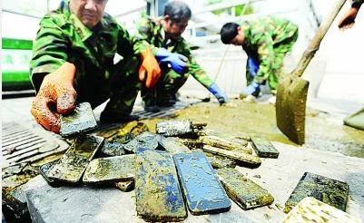 拿着手机上厕所，手机掉马桶里了！怎么办…着急忙慌，思维错乱