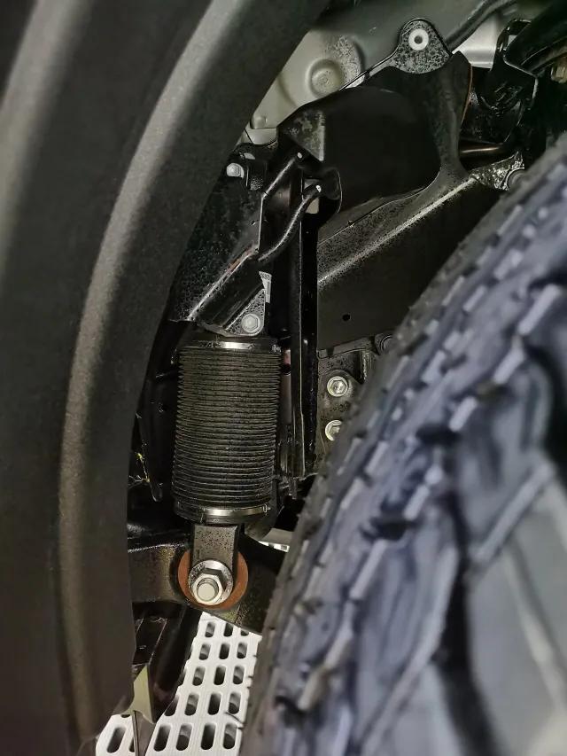 陆巡4600和5700有哪些优缺点,2019款陆巡中东版4600价格表