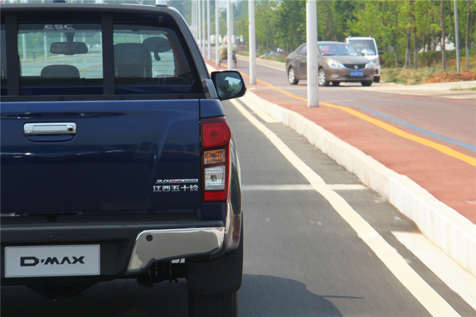 更年轻更舒适静态体验五十铃d-max,江西五十铃d-max哪款更值得买