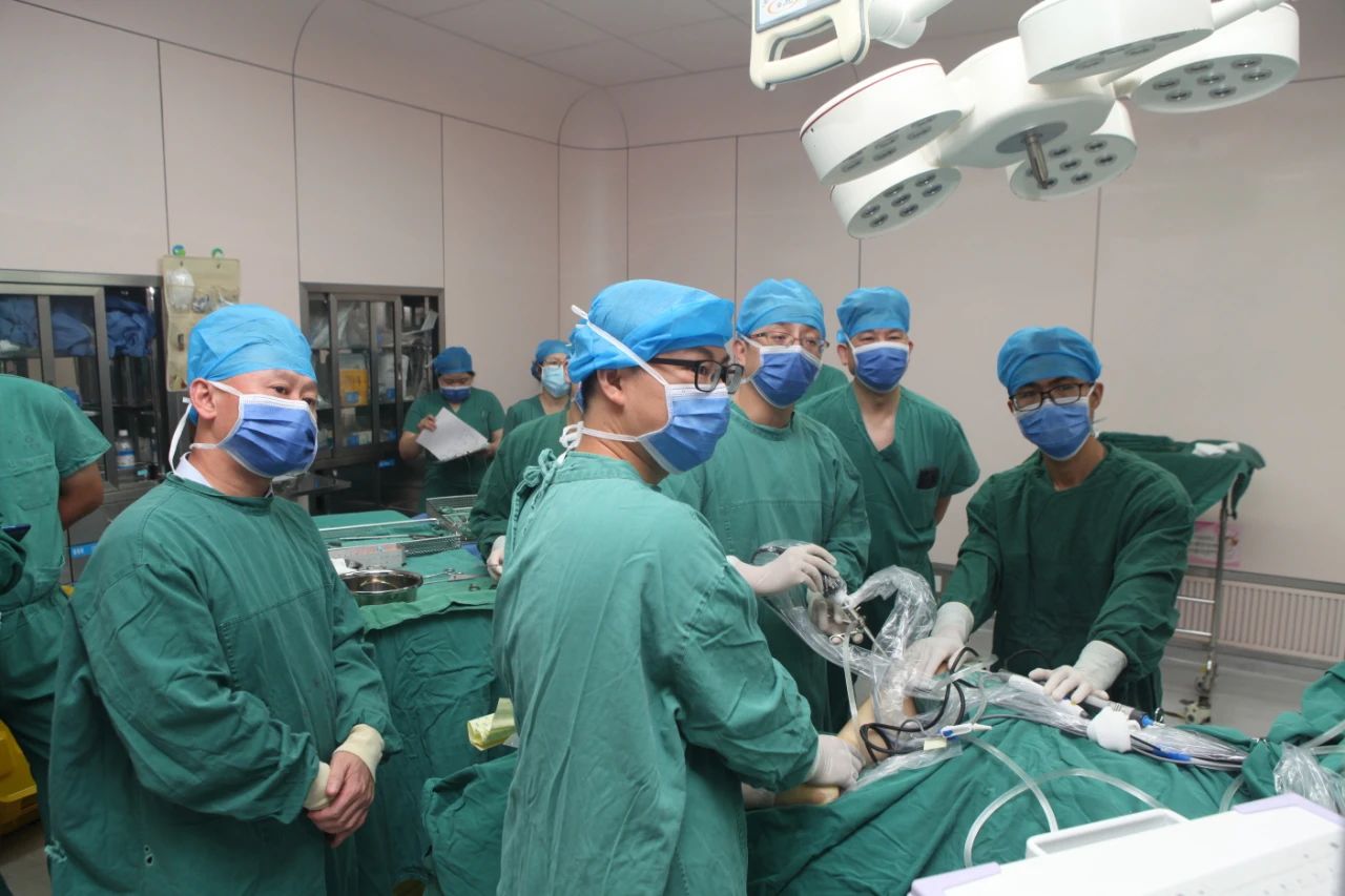 南大二附院骨科郝亮博士赴医联体单位指导完成一例关节镜手术