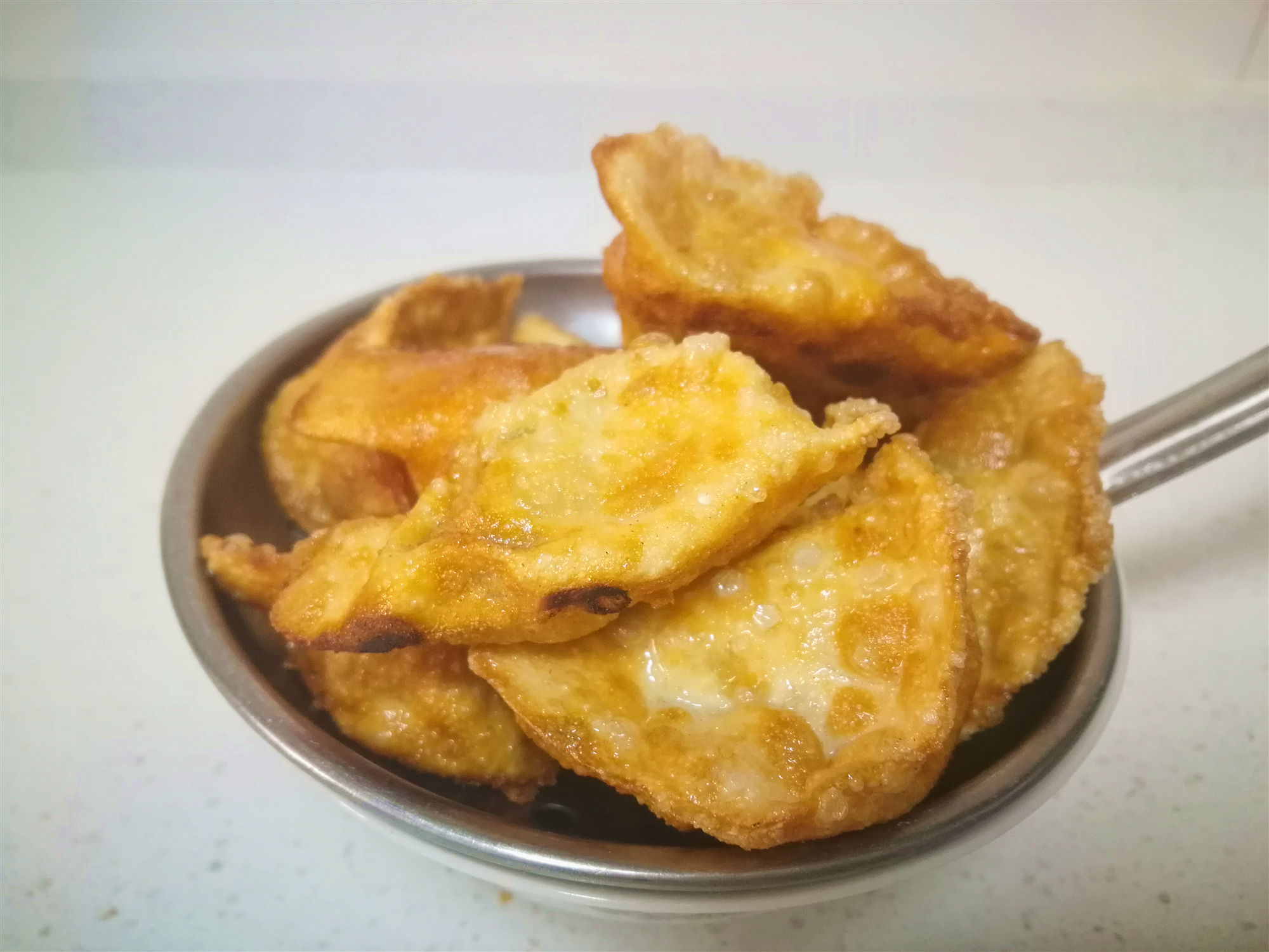 剩饺子怎么做成鸡蛋煎饺,饺子吃不完怎么办