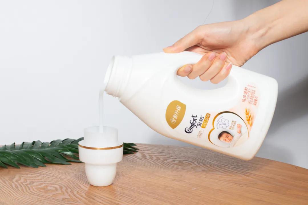 T恤穿腻了?想要时髦又遮肉,春夏白衬衫应该这么洗和这样穿