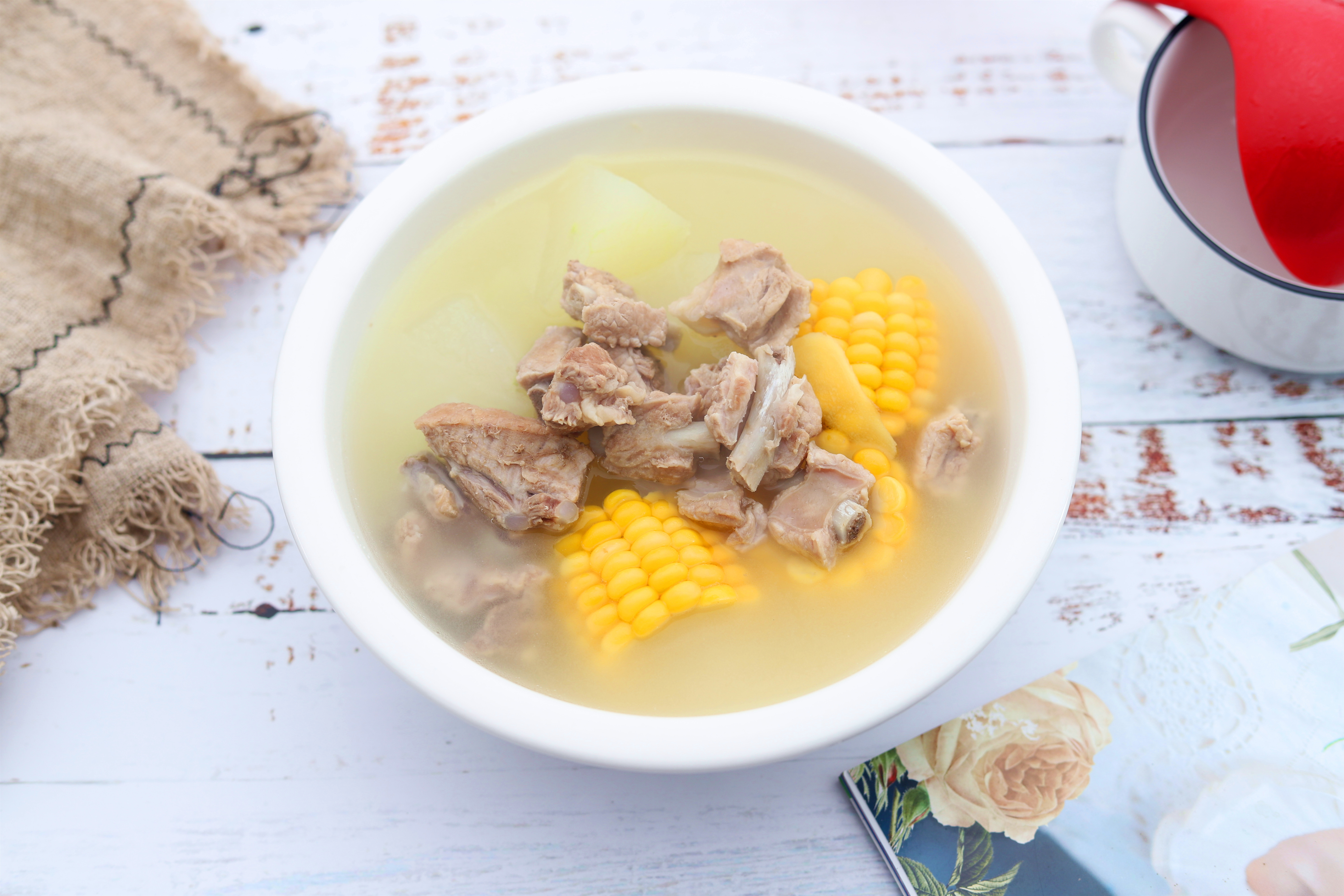 排骨汤怎么做不腥又好喝,胡萝卜玉米排骨汤怎么做才不会腥