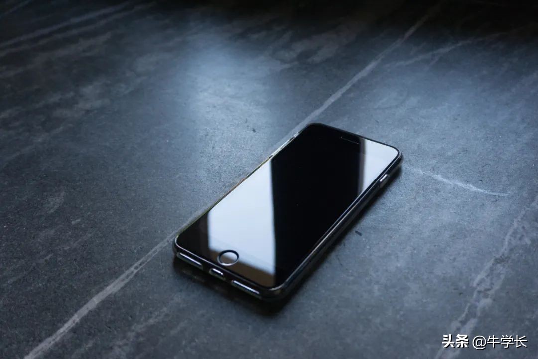 iphone出现白苹果了又黑屏,iphone手机开不了锁怎么回事