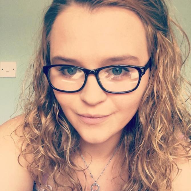 女大学生和男友熬夜追剧下肢麻木后就医被告知已终身瘫痪