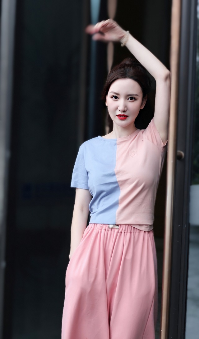 张萌这弹珠裙真是绝了，正面看太平淡，但转身时却让人脸红