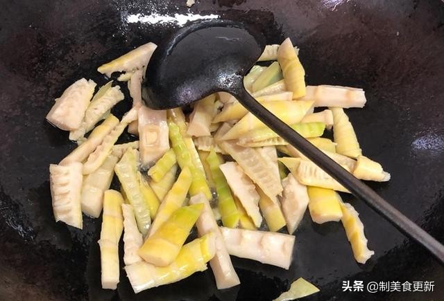 油焖春笋最正确的做法,第一波非常嫩的春笋要焯水几分钟