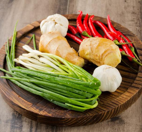 哺乳期再馋也要远离的四类食物,哺乳期哪些食物吃了会奶少