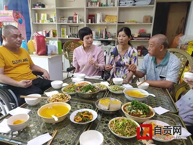 为不相干的陌生人抵押自己的房子，富顺这家茶馆的故事看着看着就哭了…