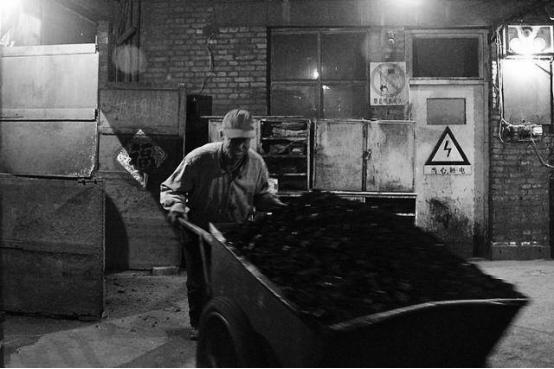 年轻的寡妇嫁给锅炉工,40岁锅炉工娶老婆