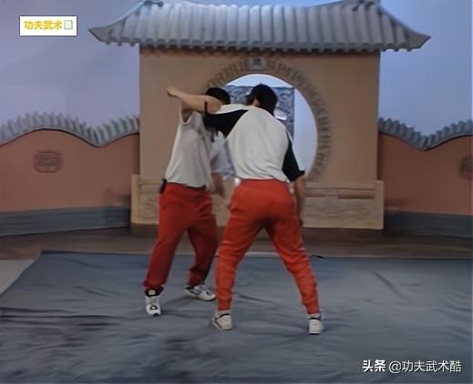 摆拳防守加反击,后摆拳防守反击