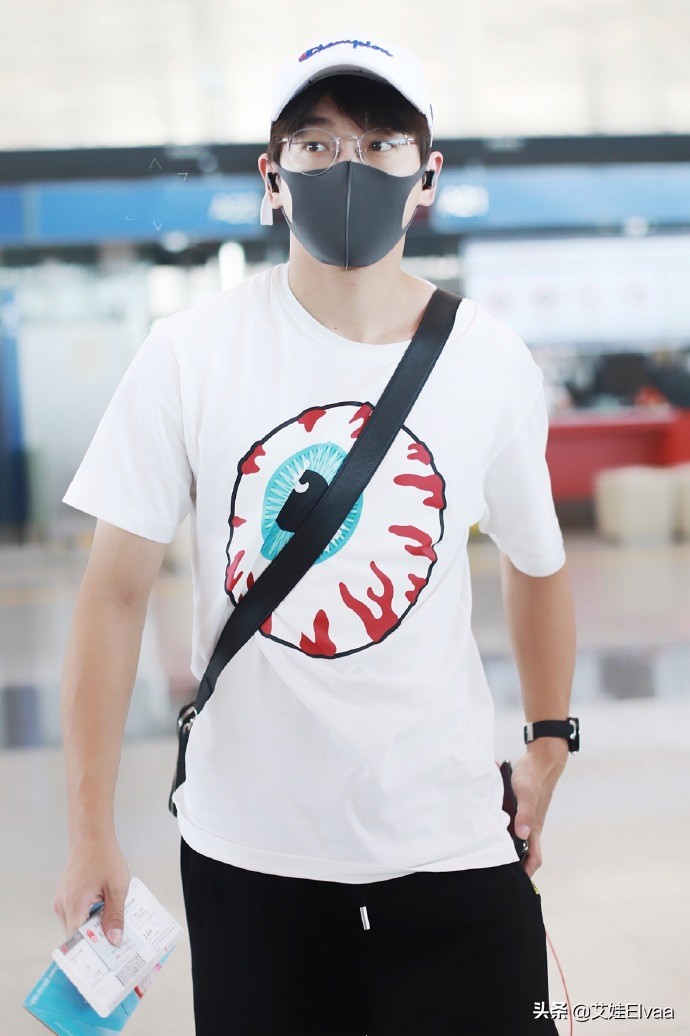 彭昱畅帅气穿搭,彭昱畅瘦回颜值巅峰白色头发