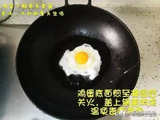 在“滋滋”作响中，挑破半熟的蛋黄，把各种蔬菜混合辣酱拌匀