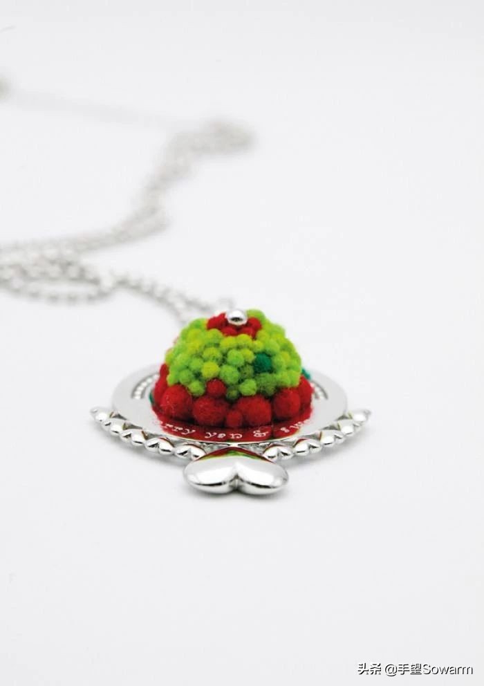 从伯明翰珠宝学院毕业后,她成为“国内羊毛珠宝第一人”