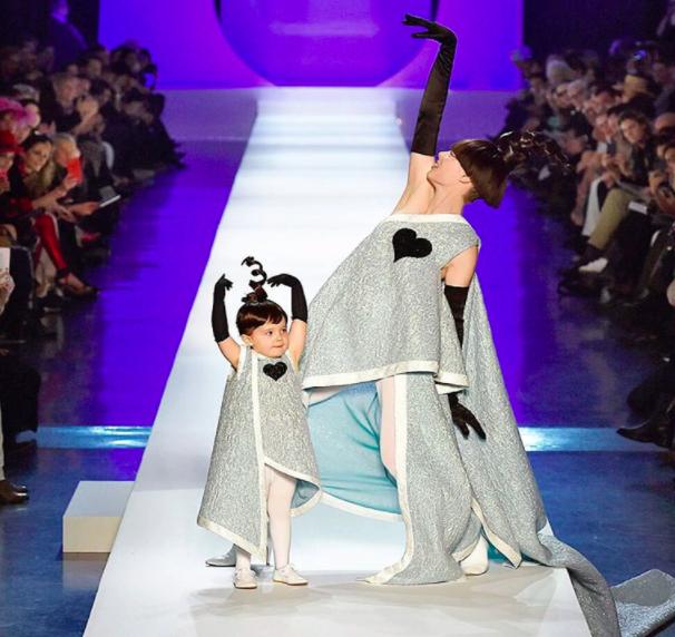 超模怀孕大肚子走秀,超模大肚子走秀