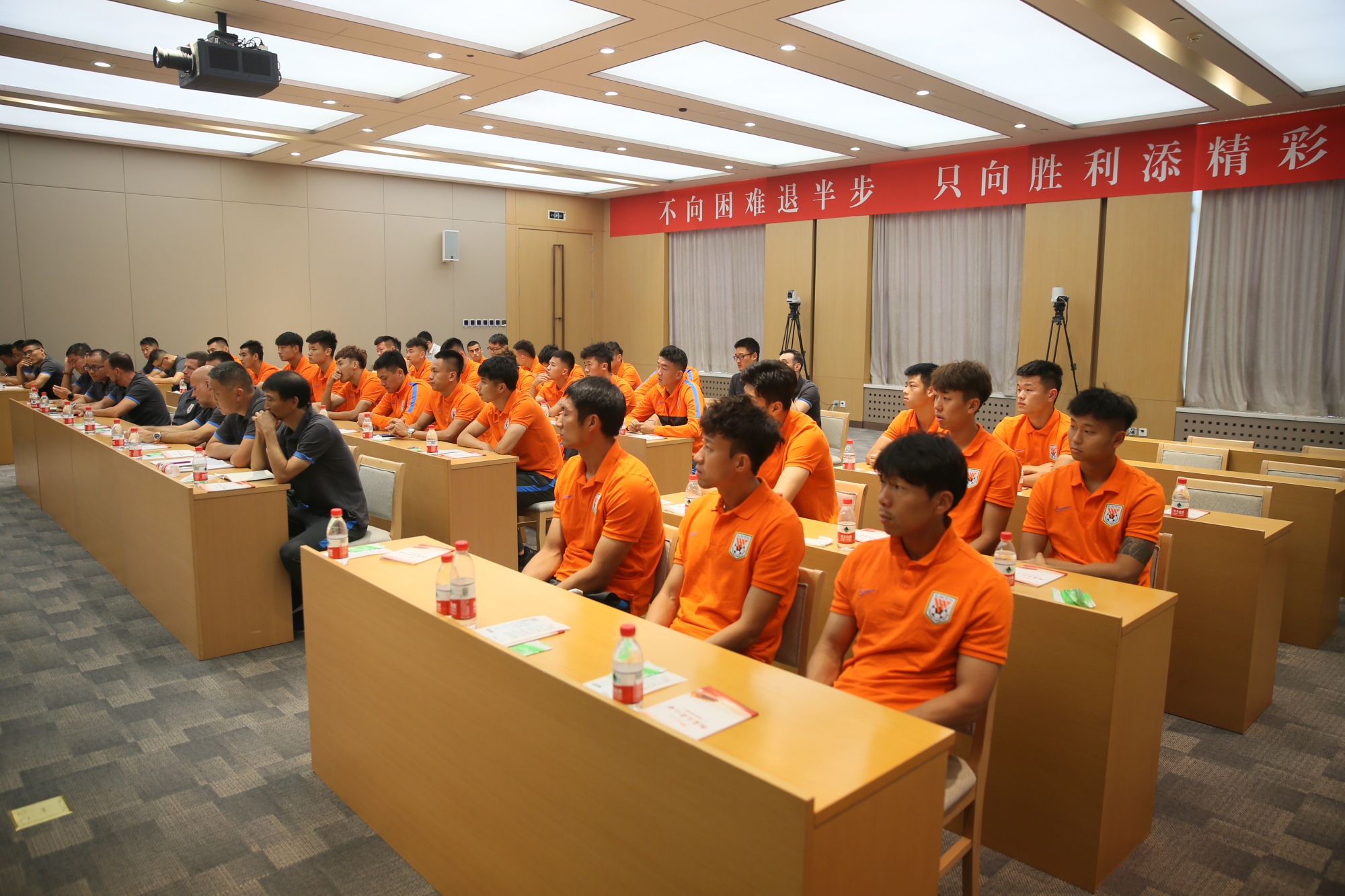 费莱尼戴帽助鲁能比赛,鲁能外援卡达尔费莱尼