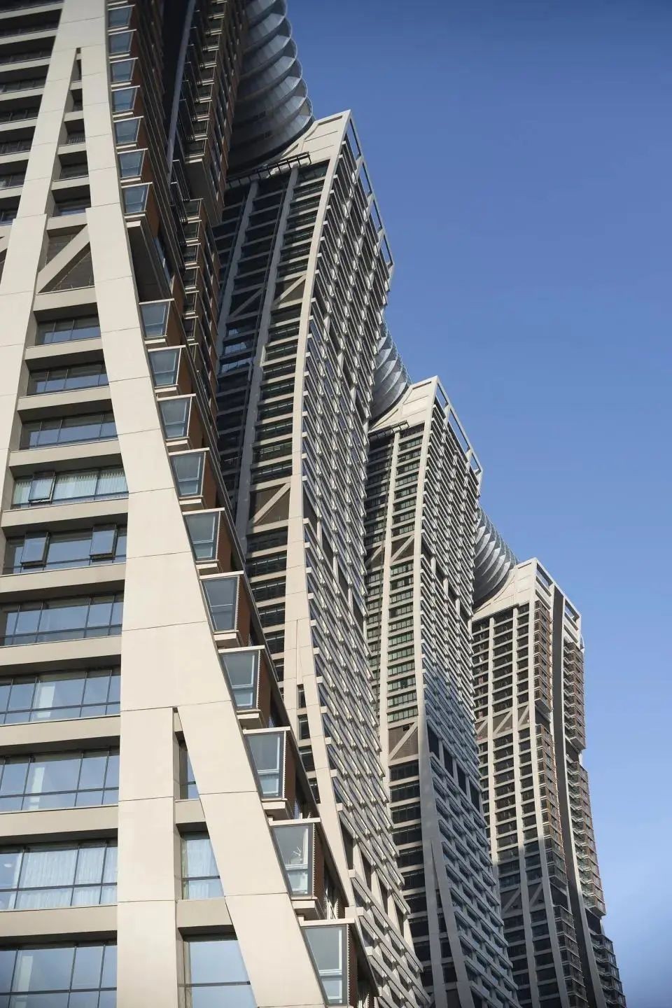 重庆的摩天大楼往下看有多恐怖,重庆横向摩天大楼天空漫步