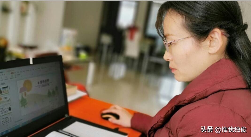 握紧拳头抗击疫情,抗击疫情小手拉大手小学生