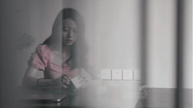 北京姑娘继承胡同老房，地板铺镜子、浴厕全透明，一个人住太爽