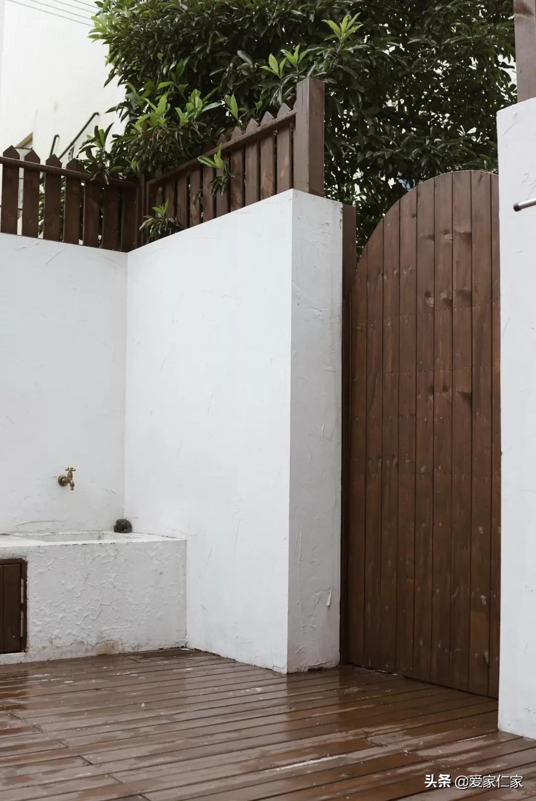 她买下32㎡上海老旧学区房，为女儿打造小桃园，20㎡超舒适大庭院