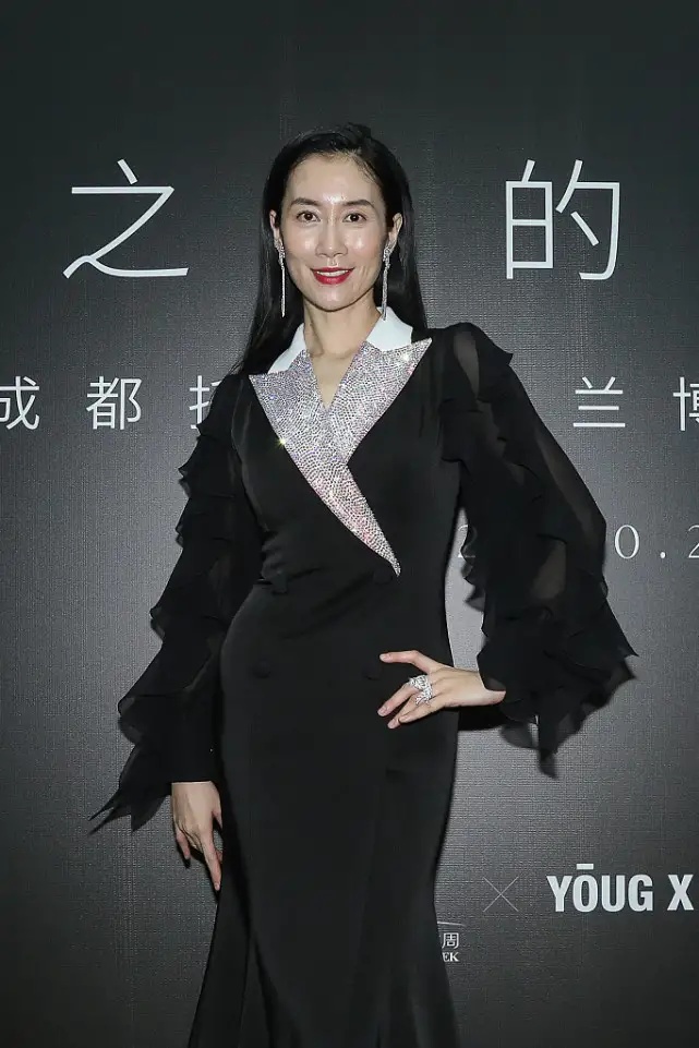 低调女王,温峥嵘长裙图