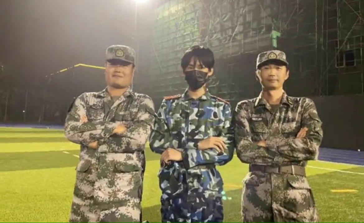 张真源军训中戏新生代表,张真源中戏军训表演视频