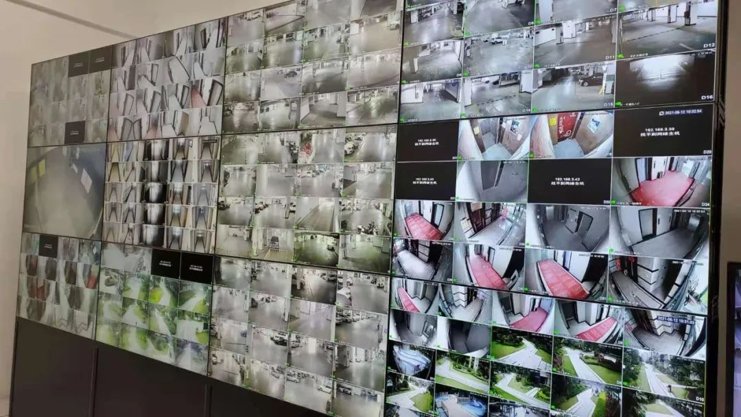 被困电梯的自救方法教程,小女孩被困电梯机智自救