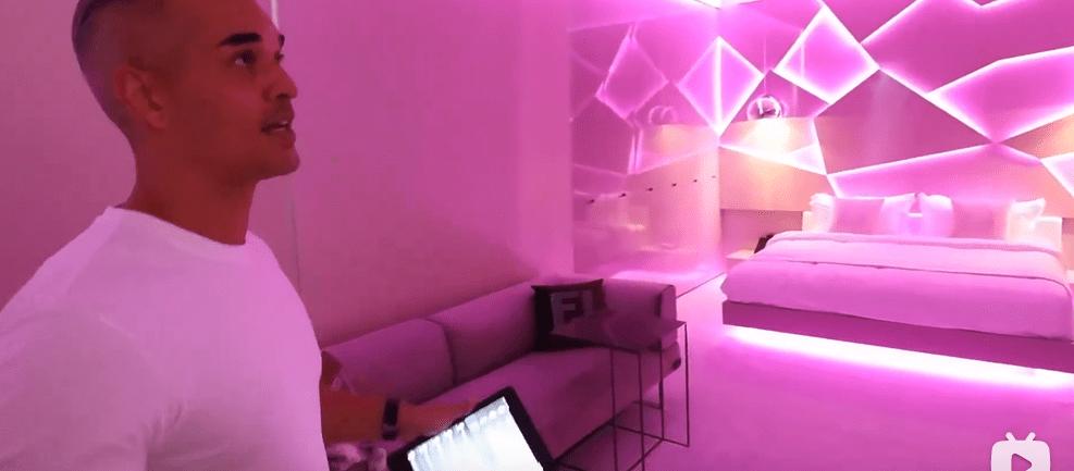 迪拜男子奋斗十年买下劳斯莱斯,迪拜小伙卖掉劳斯莱斯买法拉利