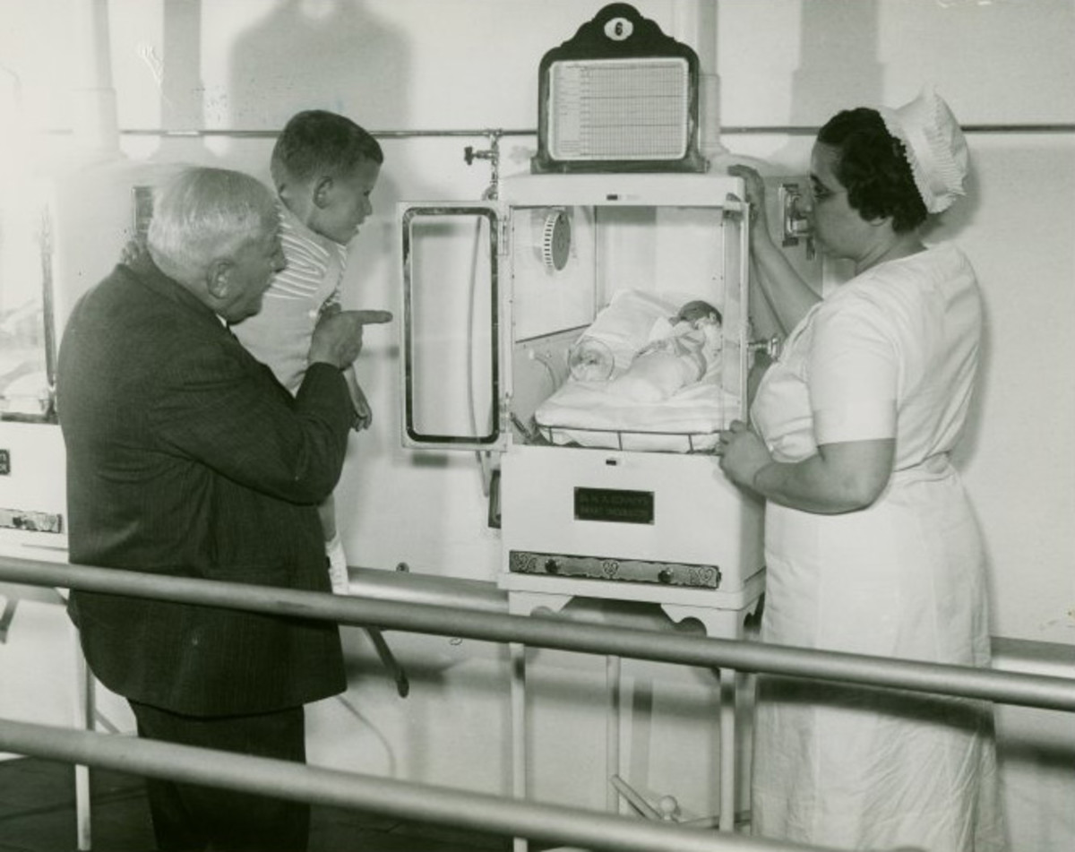 他是名假医生,曾用早产儿办猎奇展,却拯救了上千名早产儿的生命