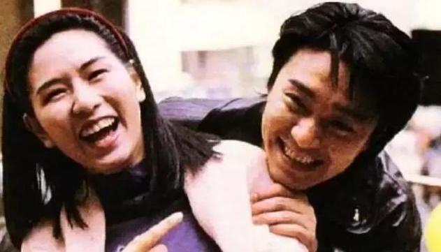 周星驰白发落泪视频,周星驰满头白发