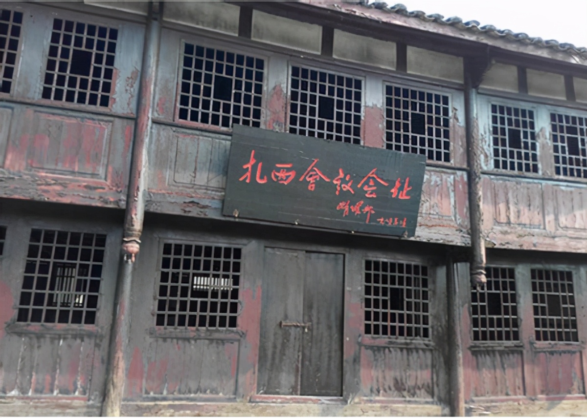 毛*东泽**：红军的强大，在于“跟我上”，而不是“给我上”