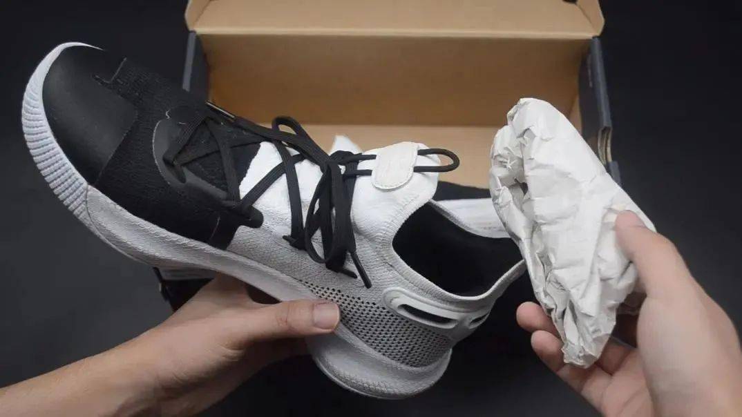 鞋里放纸团能防止褶皱吗,新鞋里的纸团有什么用