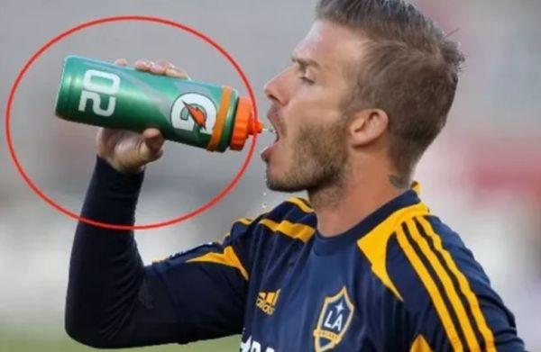 为什么足球员喝的水要吐出来,为什么足球员喝完水又要吐掉呢