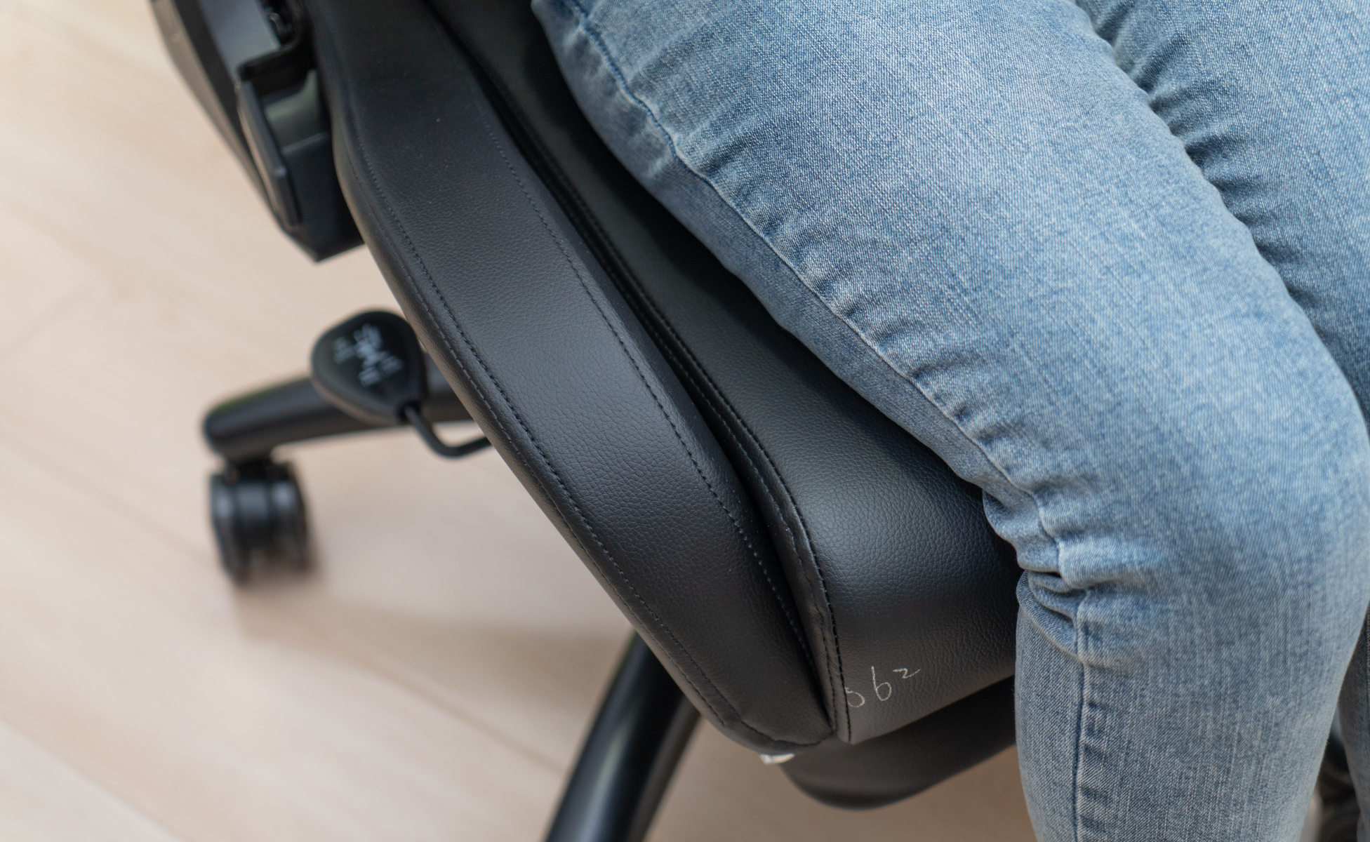 傲风透气电竞椅,椅子就坐傲风电竞椅