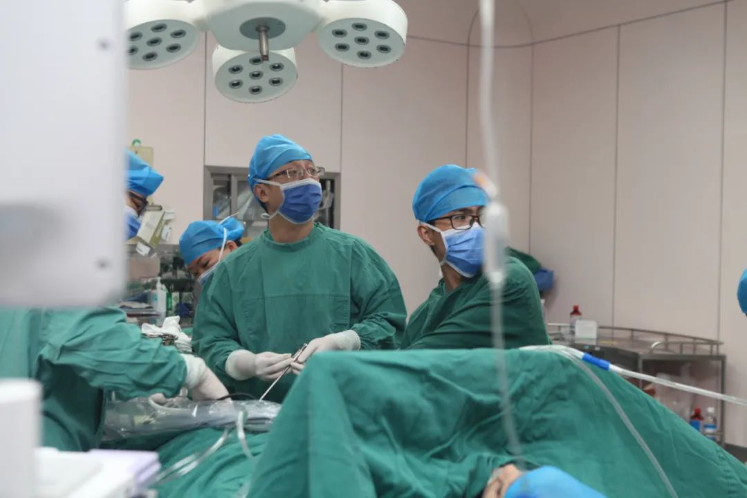 南大二附院骨科郝亮博士赴医联体单位指导完成一例关节镜手术