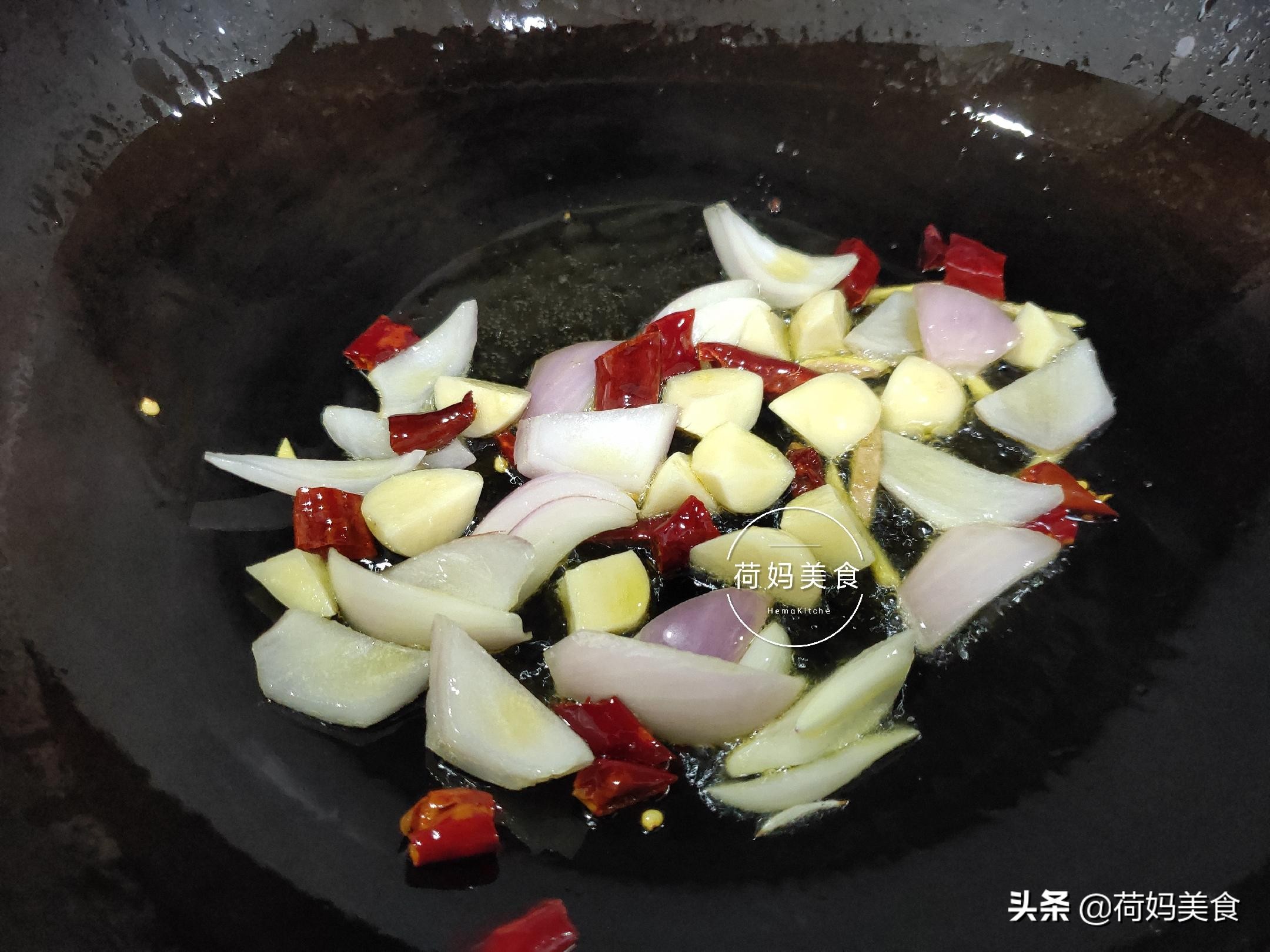 冻虾别再水煮了，加啤酒一焖，鲜香味美，好吃到吮指，一盘不够吃