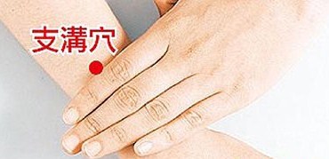 长期便秘等于肠道不通，会致癌！中医教你排出黑臭便，还你健康